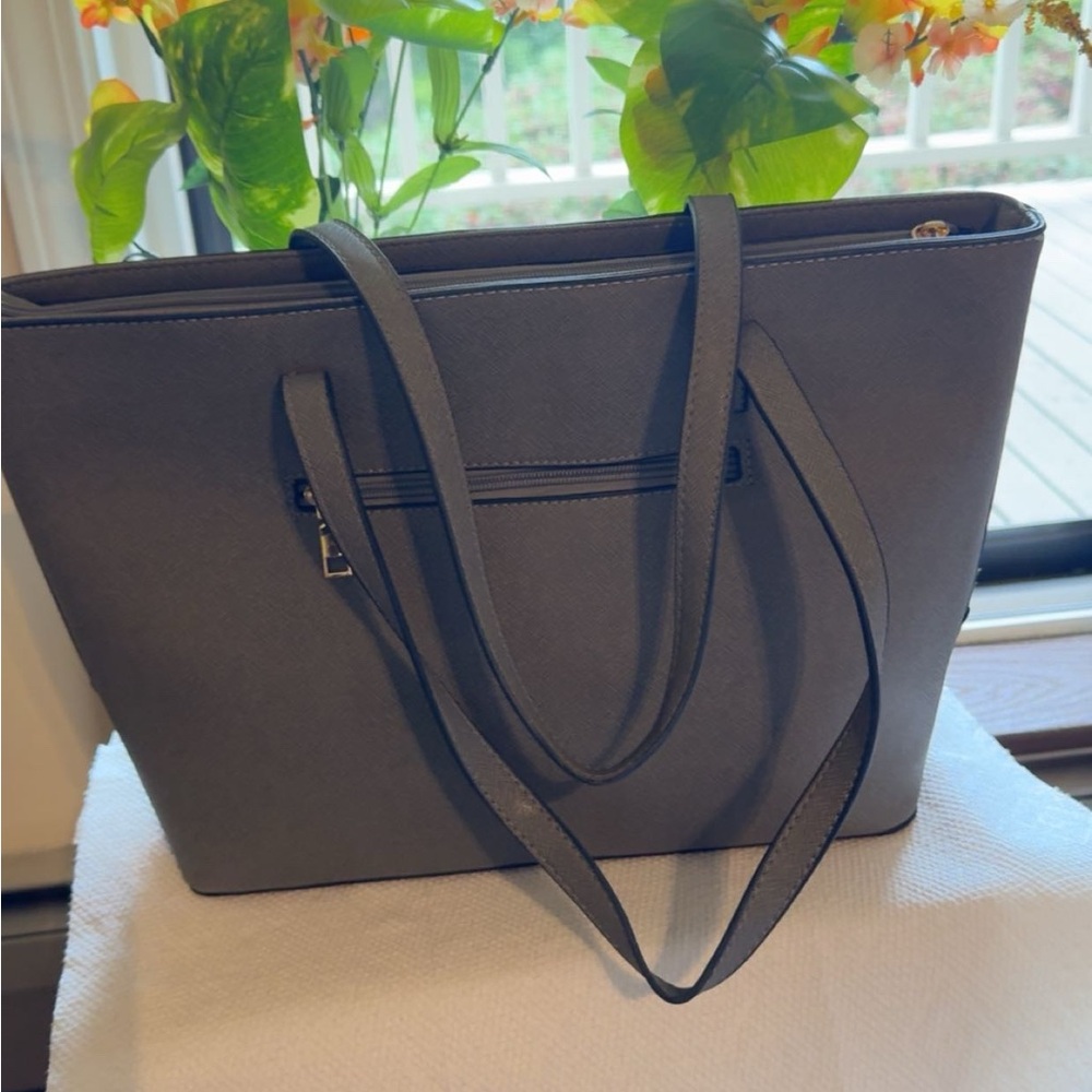 Chic Cream and Black Tote Bag - Picture 2 of 4